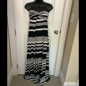 Strapless long maxi dress in white / black stripe (M)